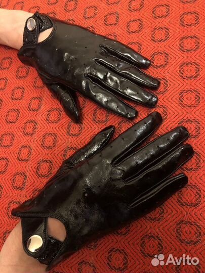 Перчатки лакированные, короткие. Кожаные митенки
