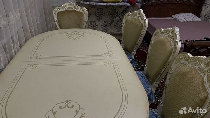 Стол со стульями