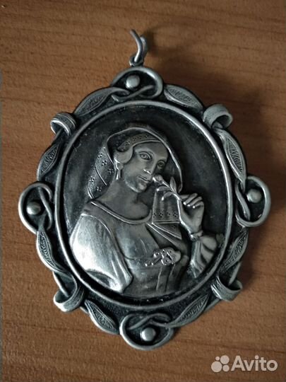 Медальон дама с розой