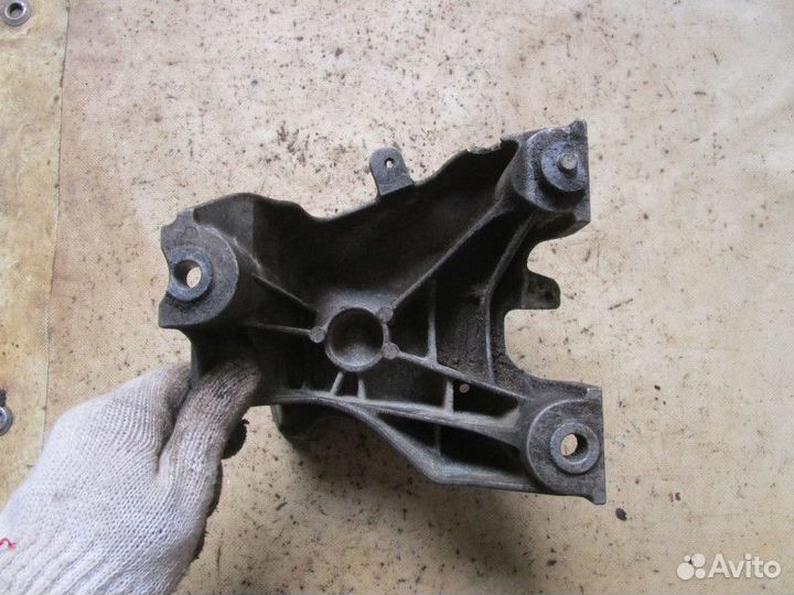 Кронштейн двигателя правый VW Phaeton 2002-2016 (4