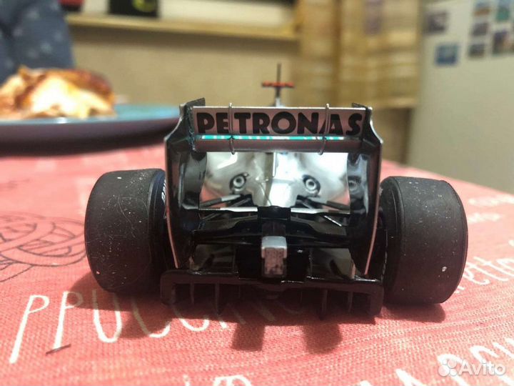 Сборная модель автомобиля F1 mercedes