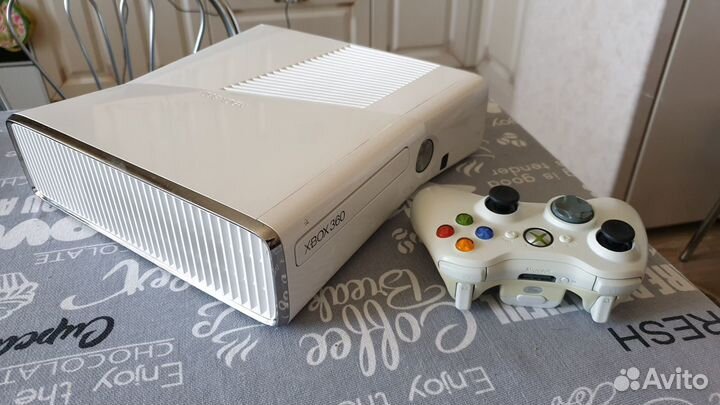 Xbox360Slm 320 gb+ freeboot+75игр+2геймпадa