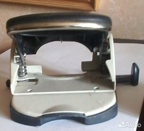 Дырокол leitz