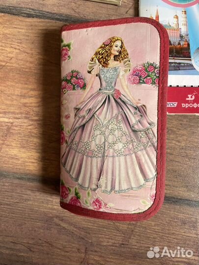 Канцелярия: ручки,пенал,точилки,подставка для книг