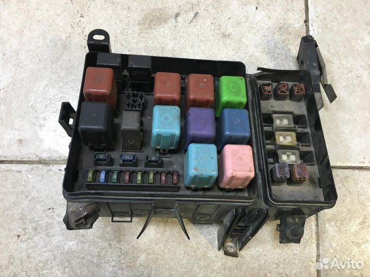 Блок предохранителей Toyota Land Cruiser J100 UZJ1