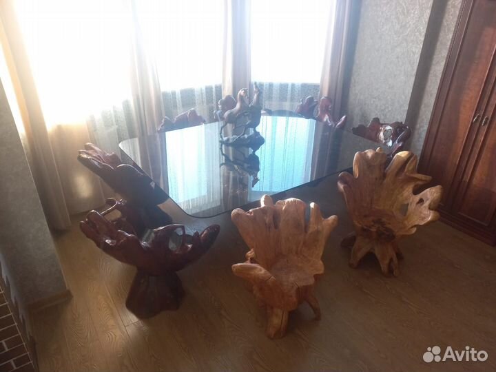 Стол со стульями