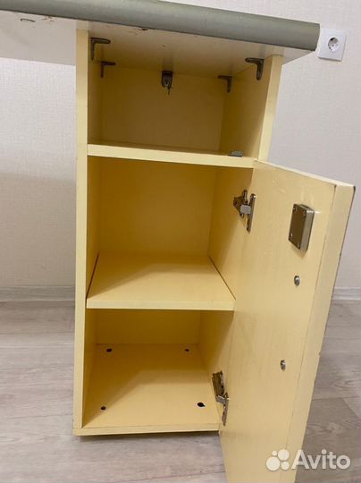 Маникюрный стол