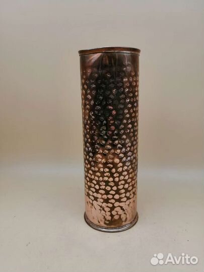 Высокий медный сосуд с ручкой mau