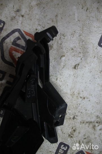 Toyota Land Cruiser 150-151 кронштейн фары