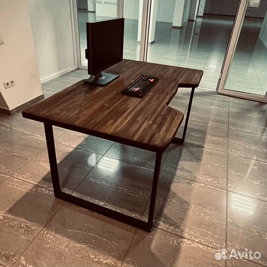 Кастомный геймерский/компьютерный стол из дерева