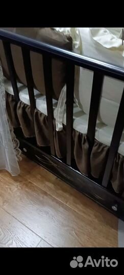 Детская кроватка с маятником и ящиком