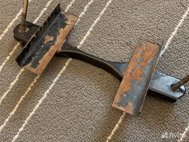 Крепление аккумулятора