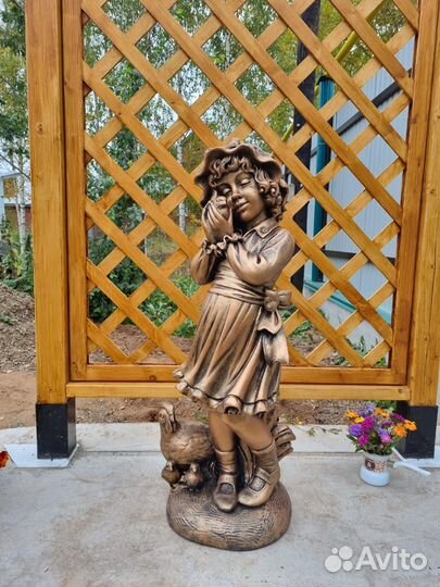 Девочка с птенцом скульптура