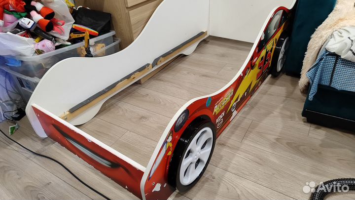 Детская кровать-машинка
