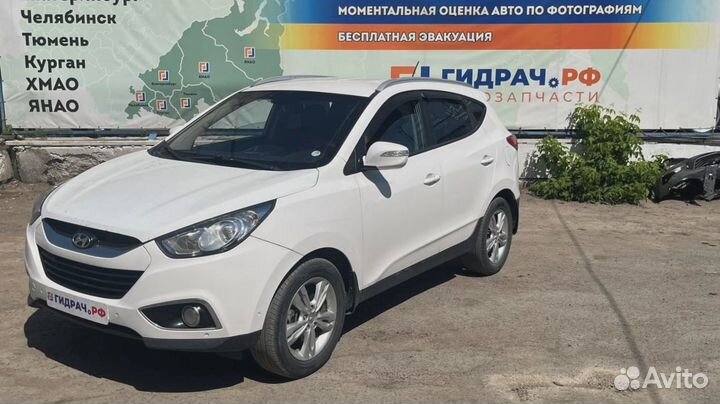 Накладка центральной консоли левая Hyundai ix35 1847902Y0509P