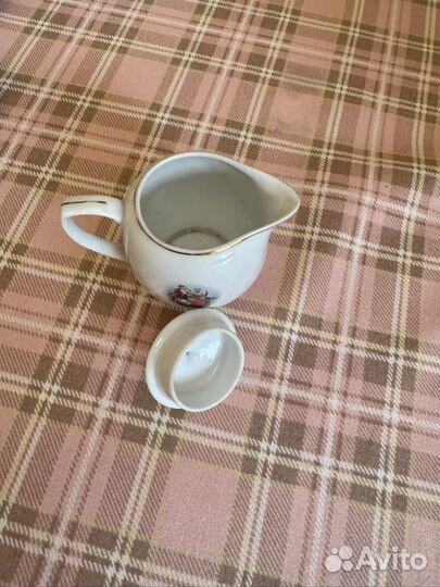 Фарфоровый молочник