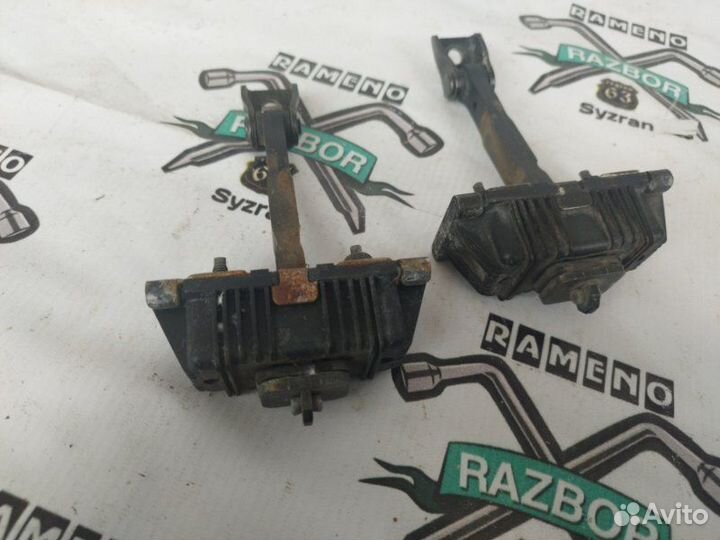 Ограничитель двери задний Toyota Avensis T25