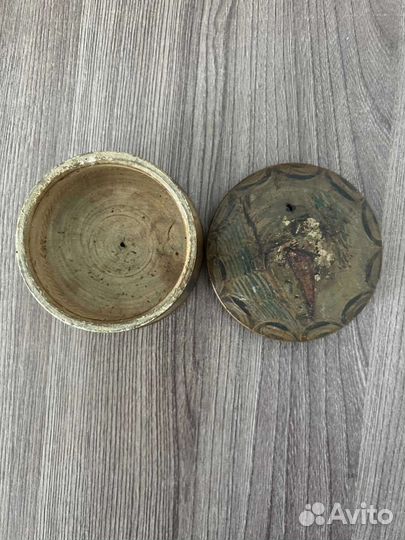 Старинная деревянная круглая шкатулка с рисунком