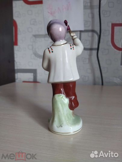 Фарфоровая статуэтка Девочка с флажком. зхк