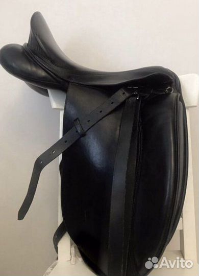 Седло для лошади выездковое