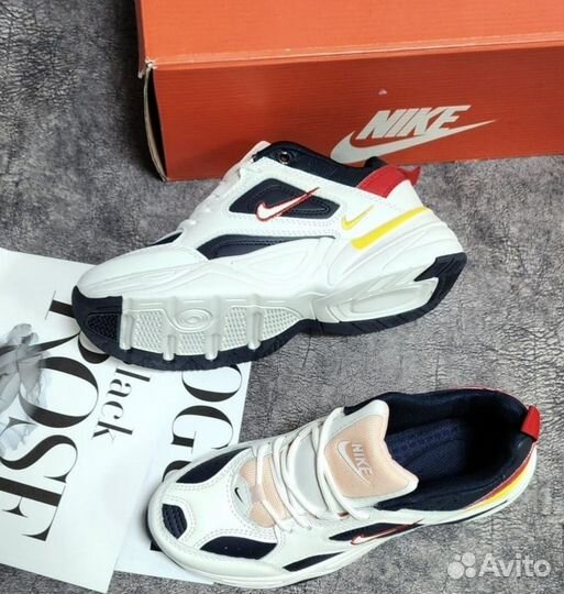 Кроссовки женские