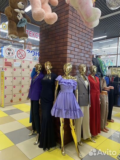 Продавец женской одежды