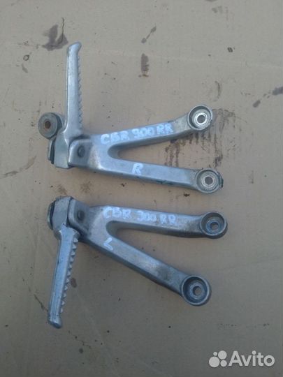 Подножки пассажира honda cbr900rr