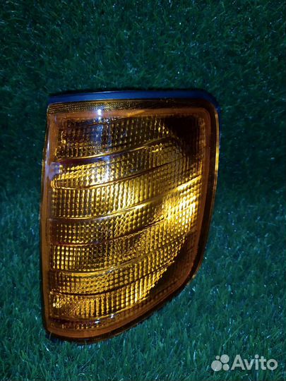 Поворотник левый mercedes W124