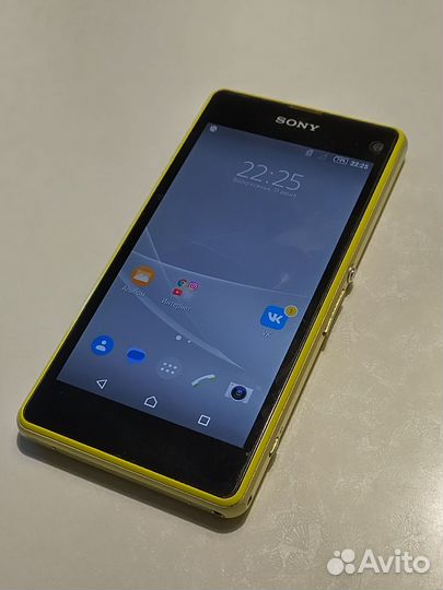 Телефон Sony Xperia z1 compact