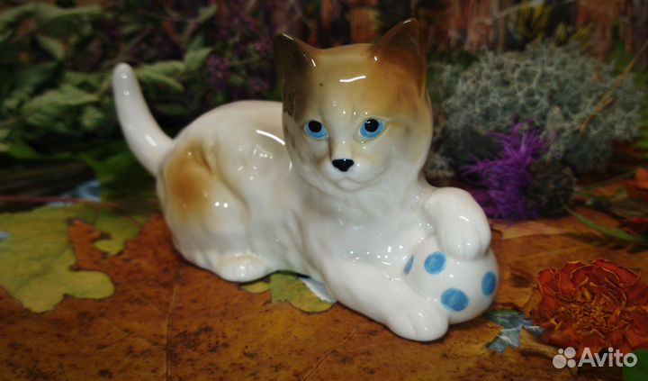 Играющий Котёнок с мячом фарфор