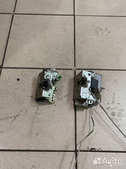 Замок двери задний правый Renault Symbol