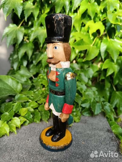 Щелкунчик из липы