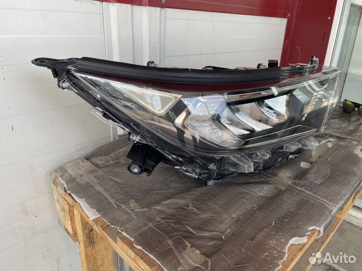 Toyota RAV4 xa50 Фара правая