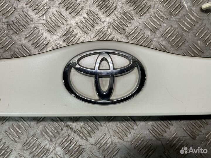Накладка крышки багажника Toyota Prius 20