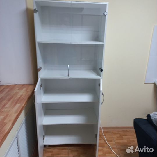 Шкаф со стеклянными дверцами бу