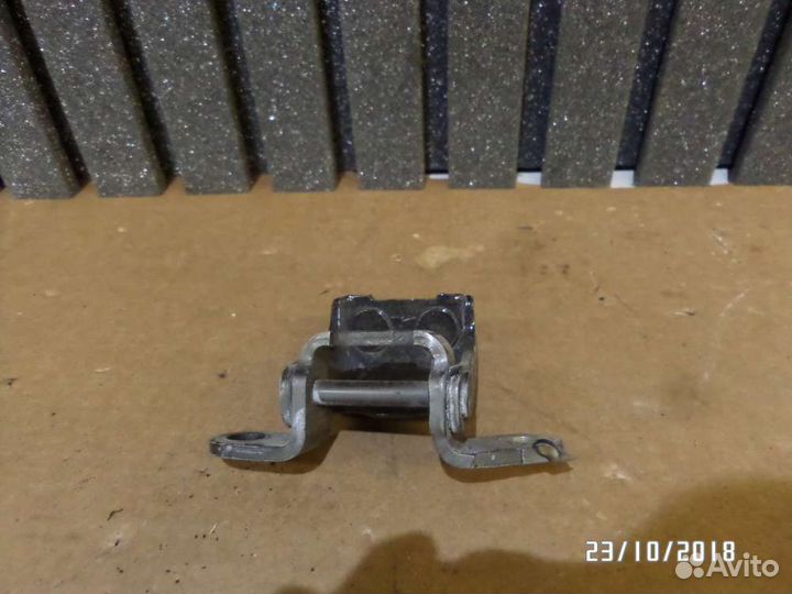 Петля двери зад/лево на Honda CR-V II (RD )