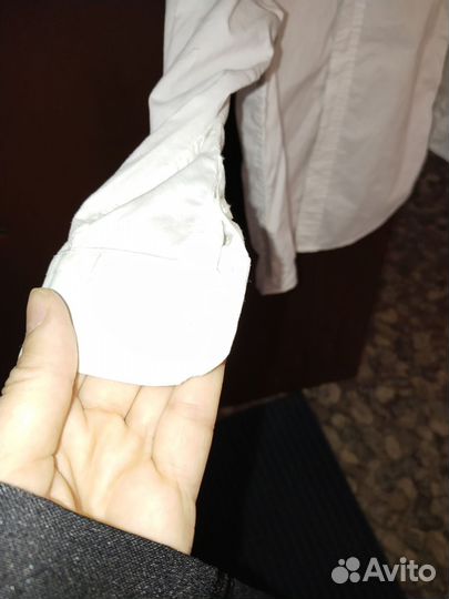 Белая рубашка и черные брюки