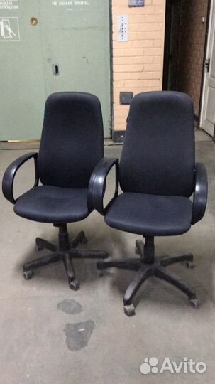 Кресло руководителя б/у с высокой спинкой