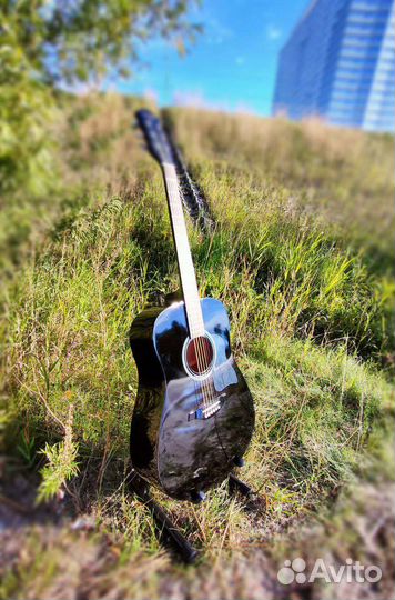 Гитара черная