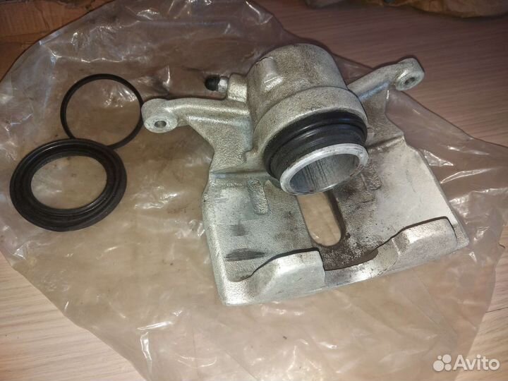 Левый передний суппорт Skoda Octavia a7