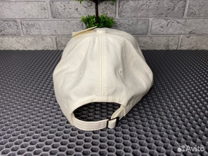 Кепка Armani Exchange белая