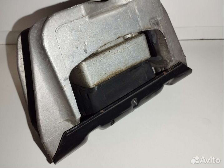 Опора двигателя левая VAG 1J0199555