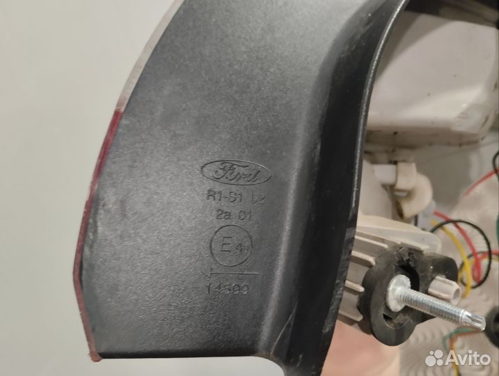 Задний левый фонарь на Форд фокус 3