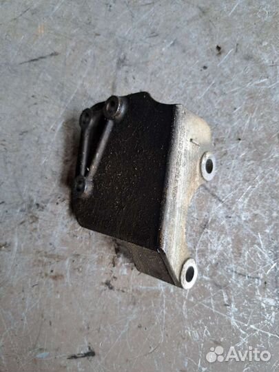 Кронштейн поддона на Mercedes W211