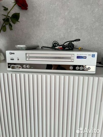 Видео магнитофон LG в рабочем состоянии