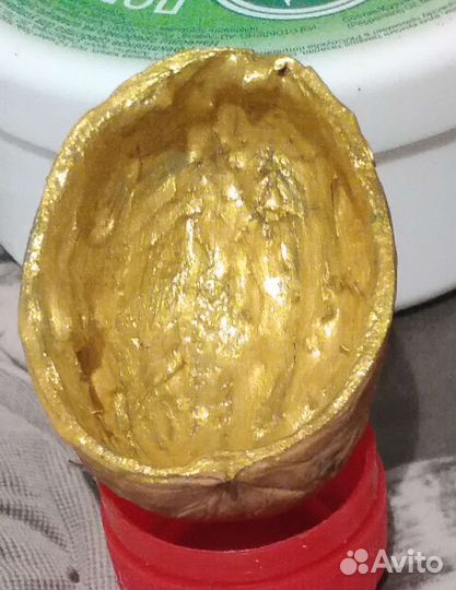 Ангелочек с полным горшочком в ореховой скорлупе