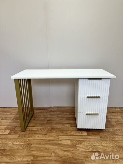 Стол маникюрный волна