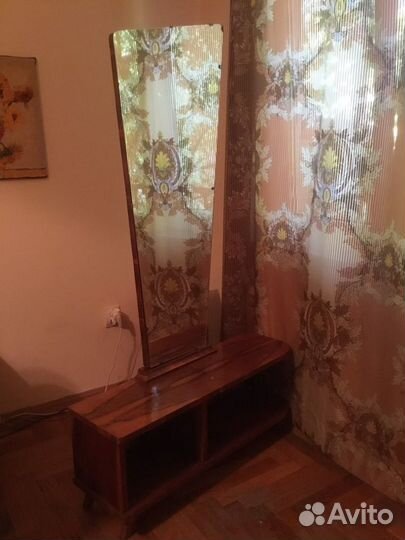 Трюмо с зеркалом. Натуральное дерево