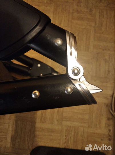 Замок сложения коляски