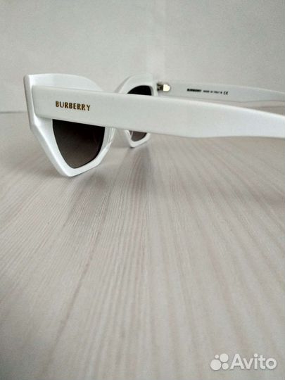 Солнцезащитные очки Burberry